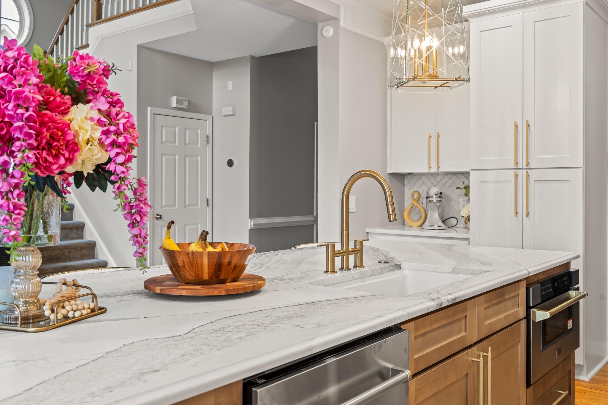 Marble and gold kitchen detail